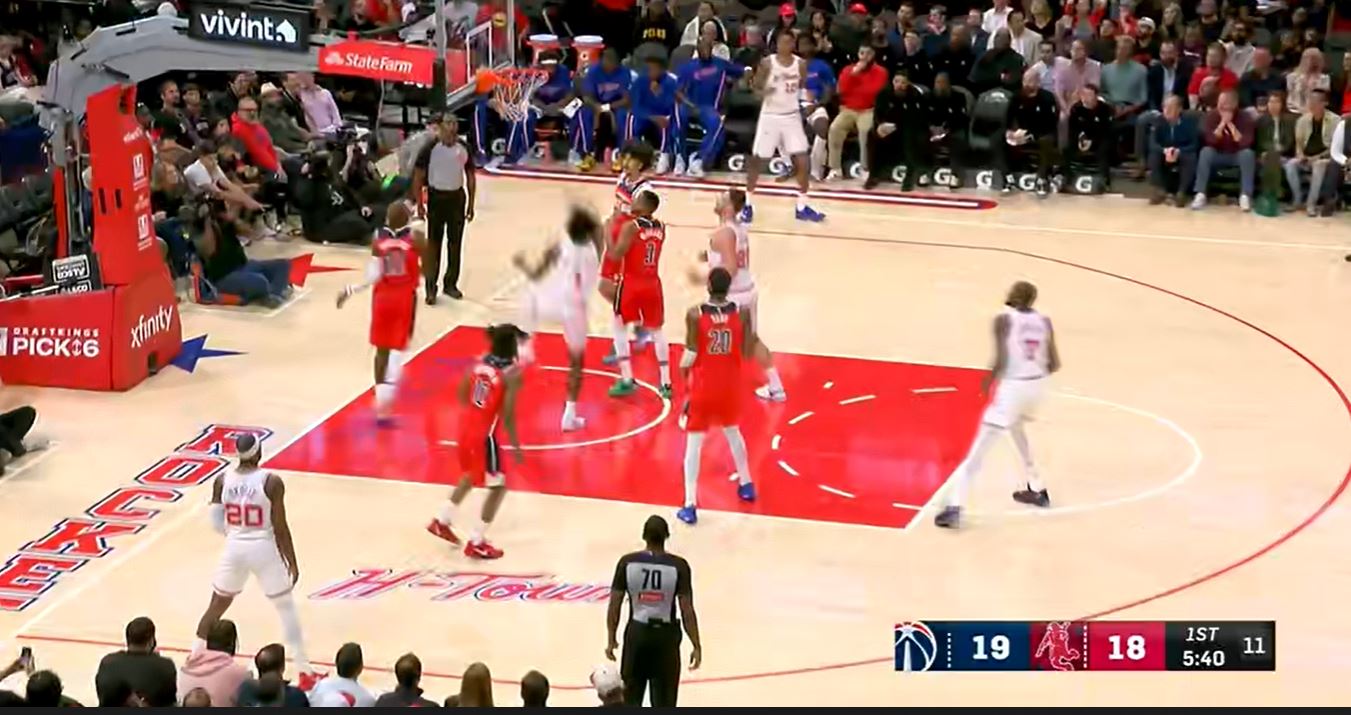 竞技状态不俗！杜兰特首节8中5得到16分&助火箭领跑位11分